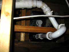 plumbing under bathtub